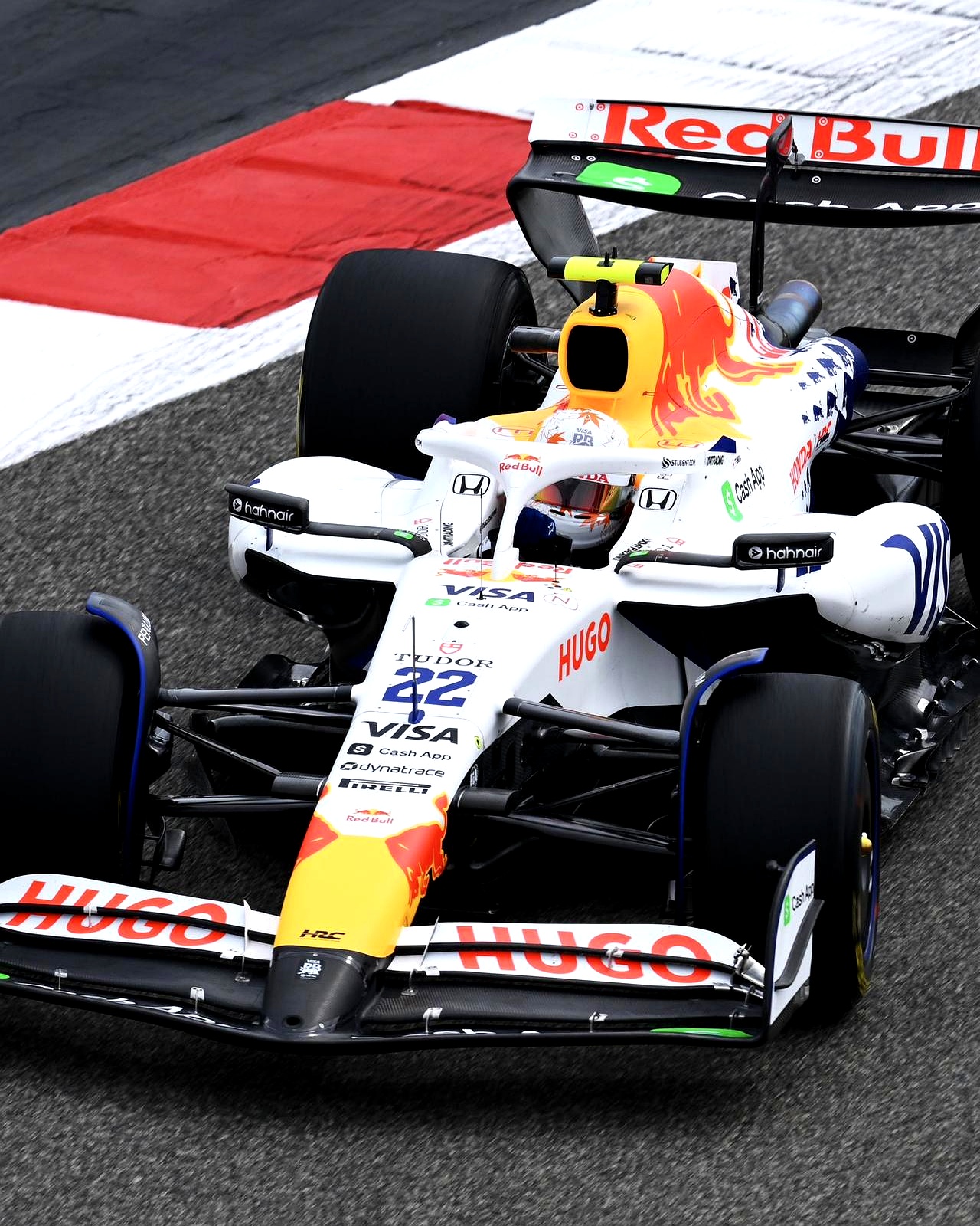 红牛车队逆转梅赛德斯，塞恩斯带队取胜