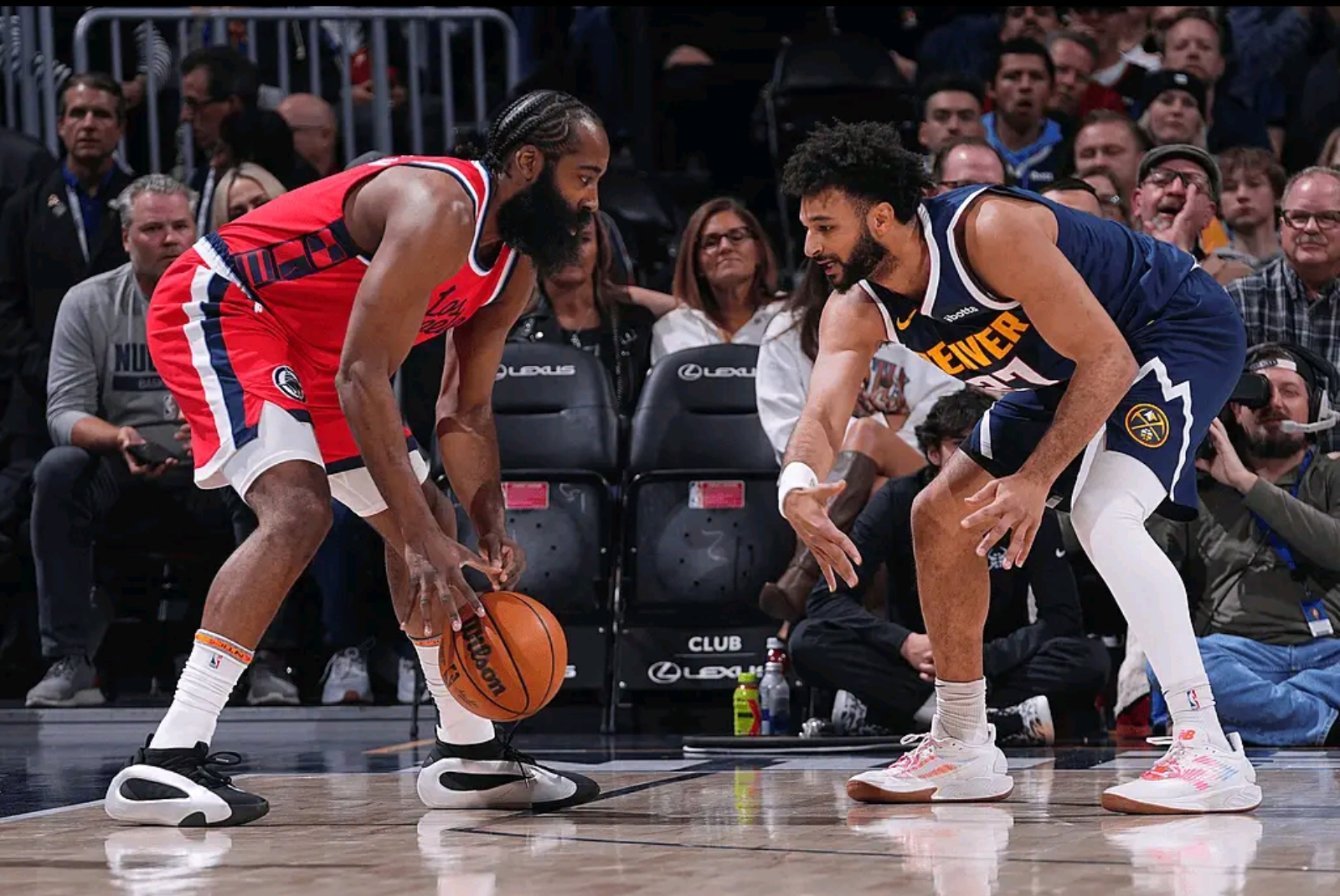 掘金完胜福建队，米切尔统治全场