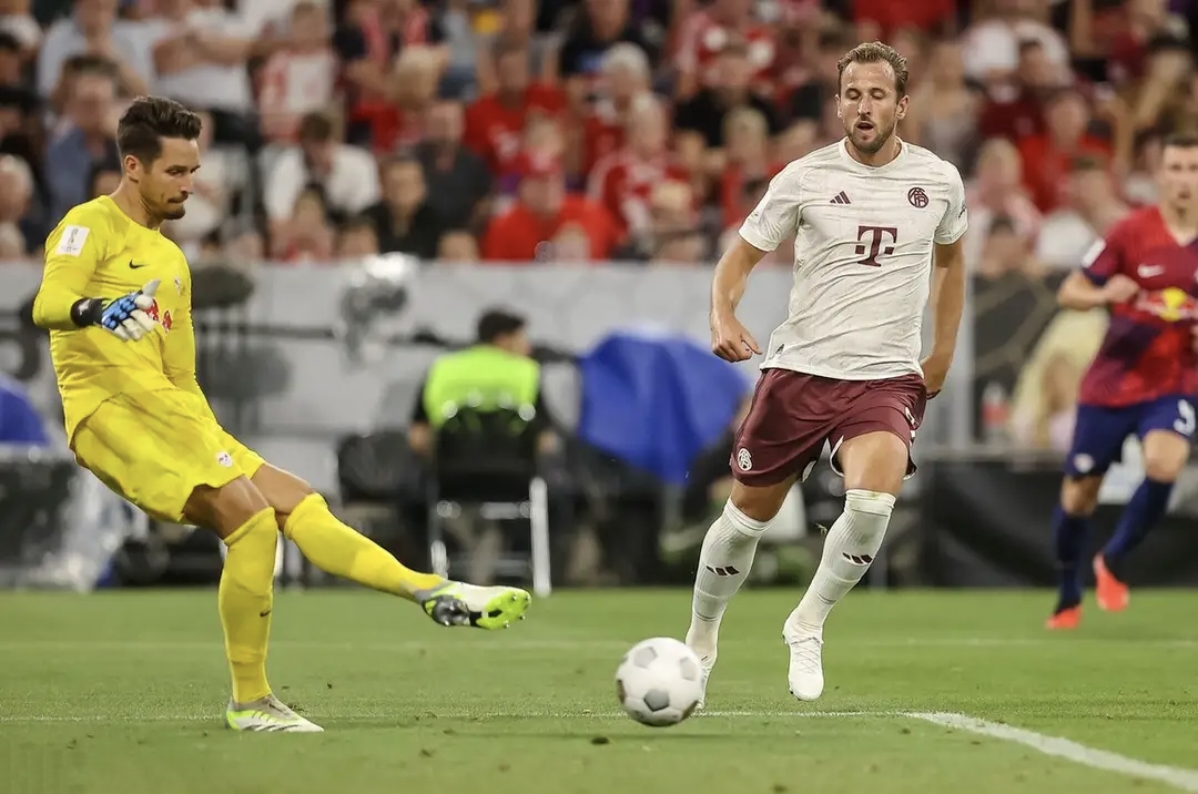 韩国绝杀拜仁，莱万高光表现