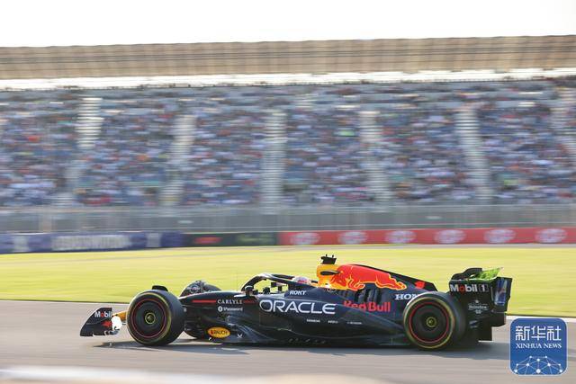 梅赛德斯轻取雷诺车队，塞恩斯点燃赛场