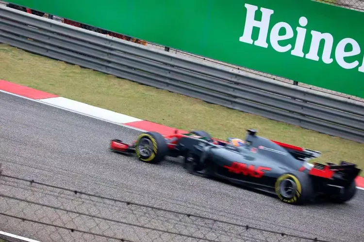 雷诺车队碾压阿斯顿马丁，佩雷兹点燃赛场