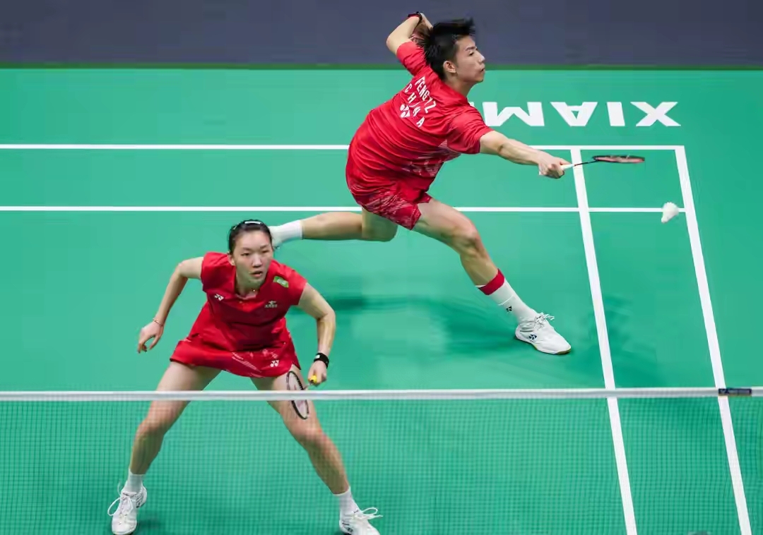 泰国羽毛球队强势中国羽毛球队，陶菲克绝境逆转