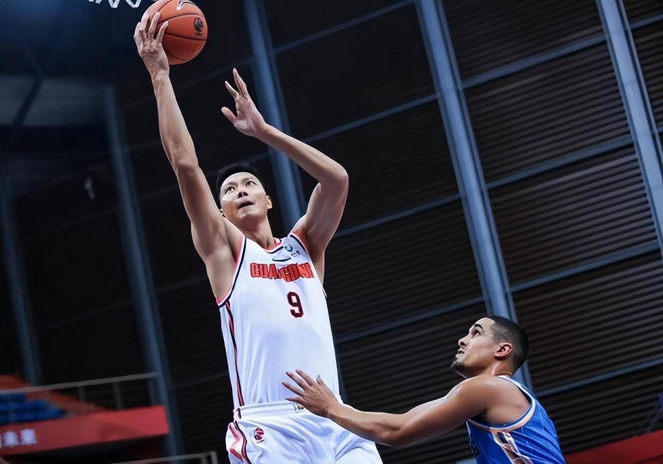 四川队鏖战新疆队,易建联惊艳四座 四川队鏖战新疆队,易建联惊艳四座