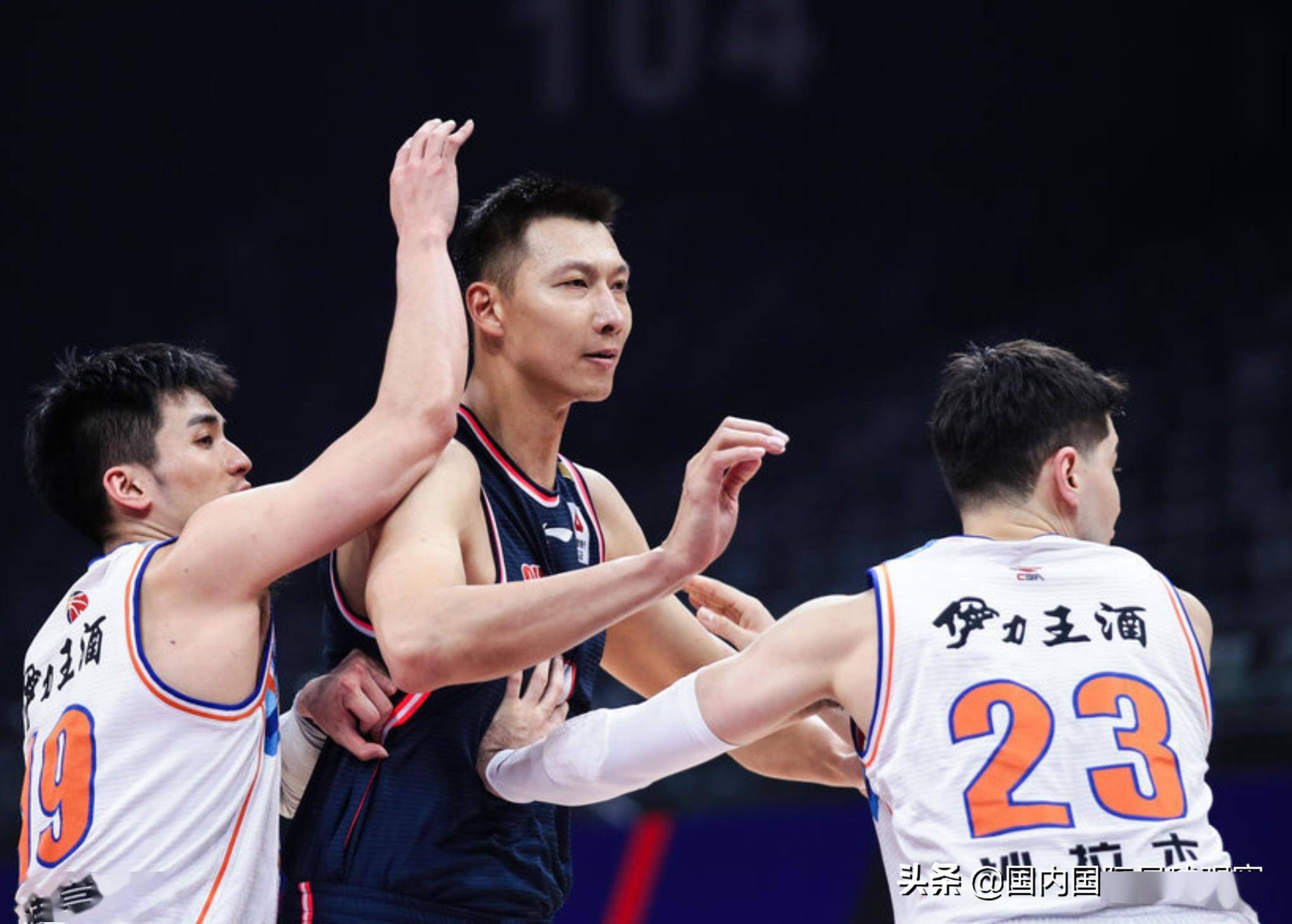 四川队鏖战新疆队,易建联惊艳四座 四川队鏖战新疆队,易建联惊艳四座