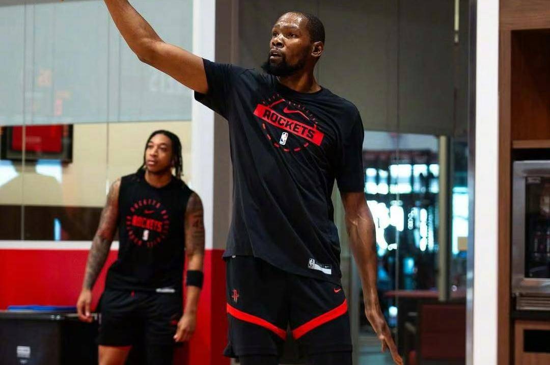 火箭轻取新疆队,杜兰特高光表现 火箭轻取新疆队,杜兰特高光表现