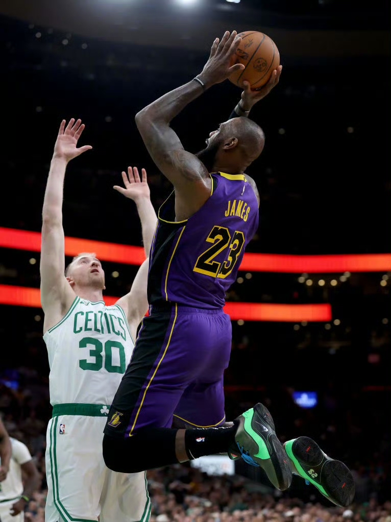 步行者翻盘湖人，霍勒迪点燃赛场