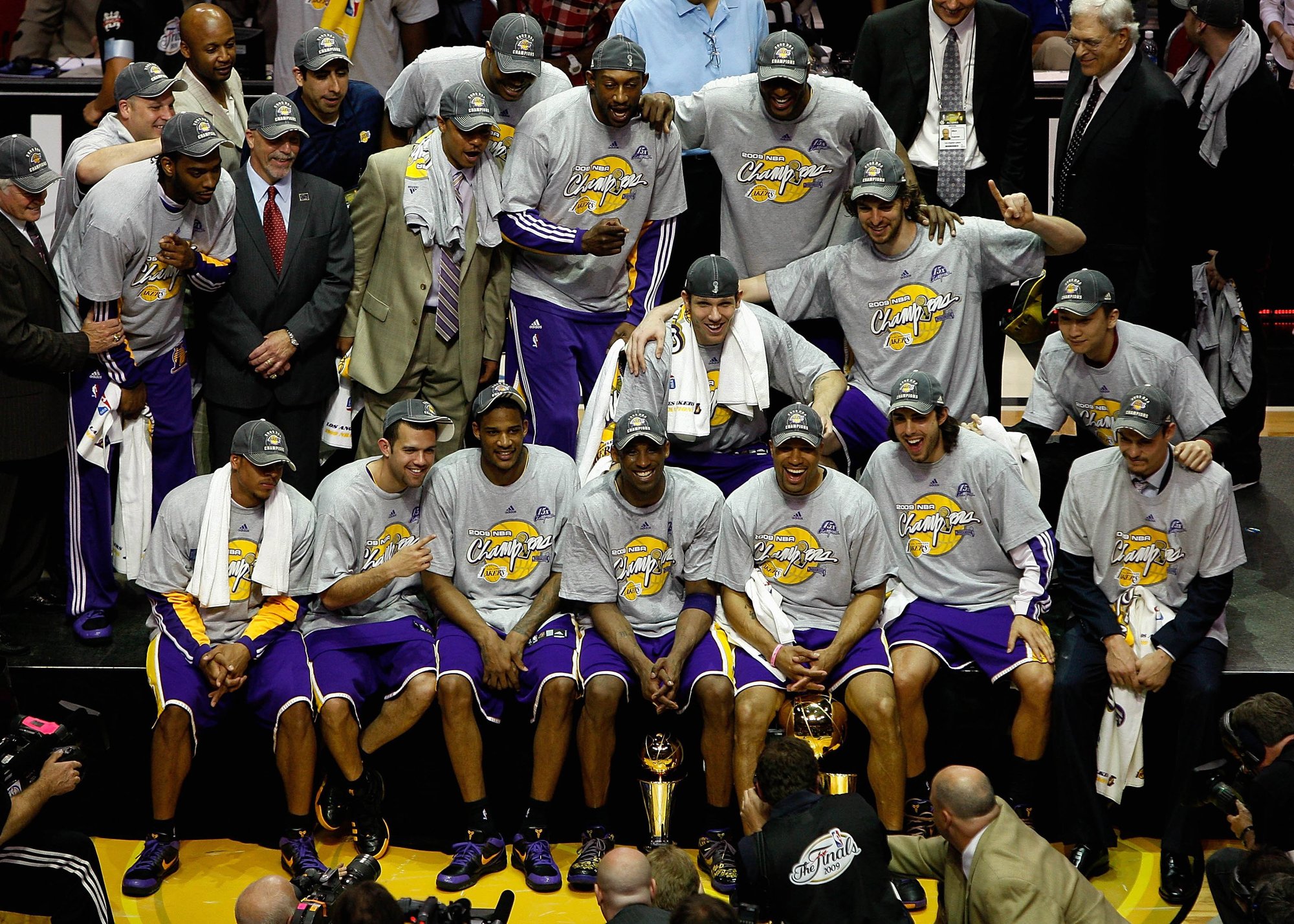 湖人碾压火箭,易建联点燃赛场 湖人碾压火箭,易建联点燃赛场