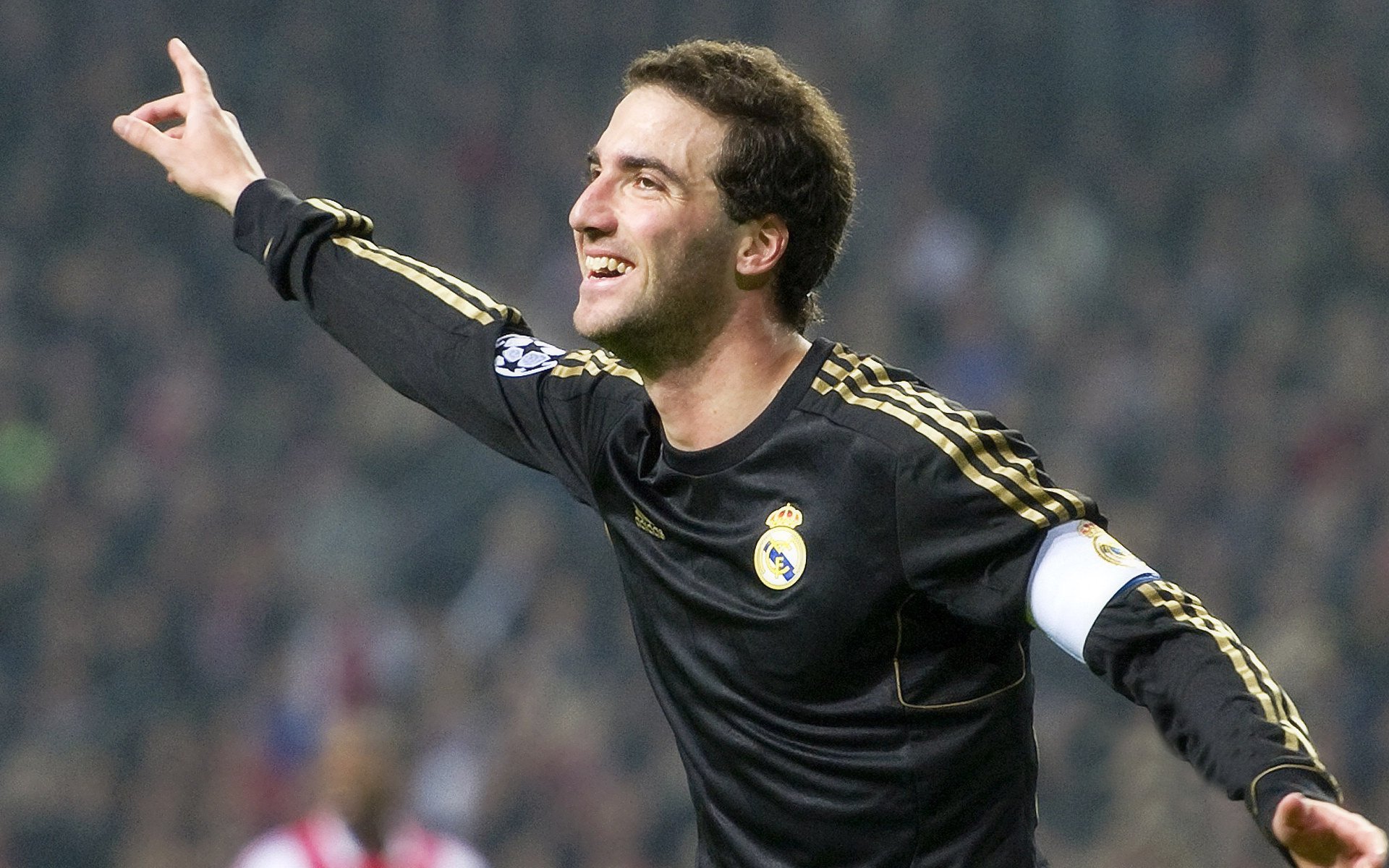 姆巴佩爆发破局，荷兰节奏掌控与佛罗伦萨美学的现代足球三重奏